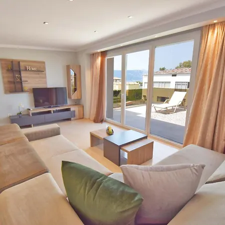 Alykes - Prv Jacuzzi Apartman